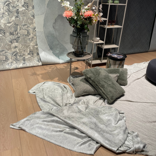 Grijze plaids en kussens in stijlvolle woonhoek