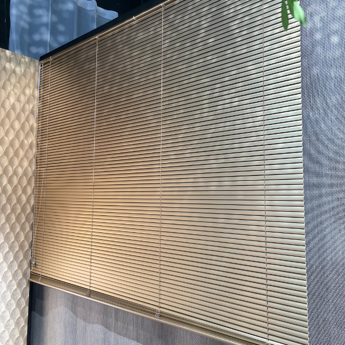 Beige jaloezieën voor een raam in modern interieur