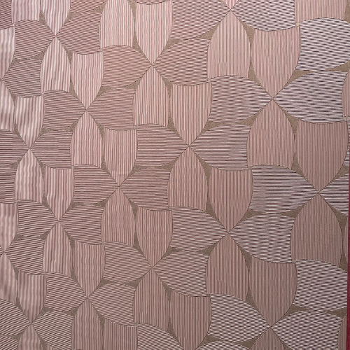 Roze geometrisch patroon met gestreepte organische vormen