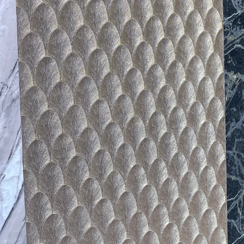 Beige reliëftegels met overlappend visgraatpatroon