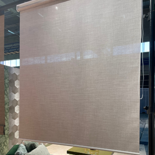 Lichtdoorlatend beige rolgordijn in showroom