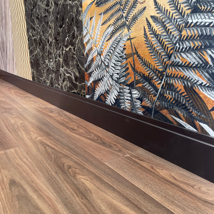 Houten vloer met botanisch behang en marmeren wandpaneel