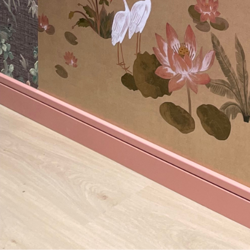 Roze plint onder bloemenbehang met witte kraanvogels
