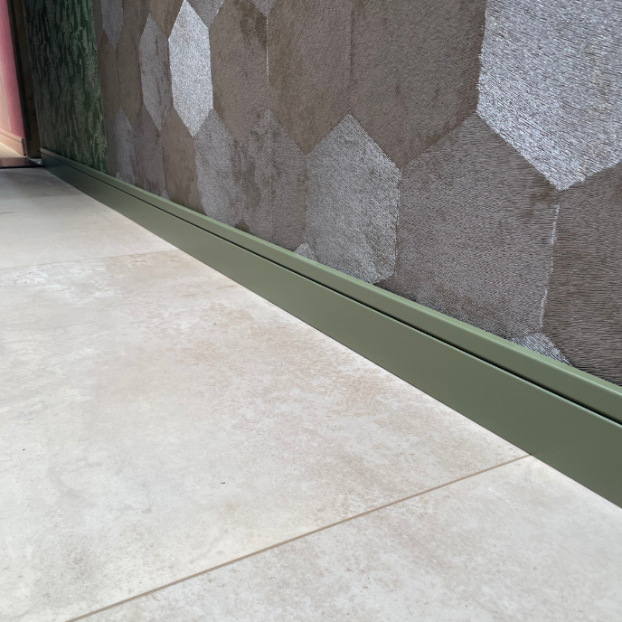 Groene plint langs wand met geometrisch behang