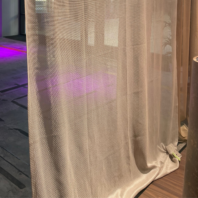 Transparant beige gordijn met paarse lichtreflectie