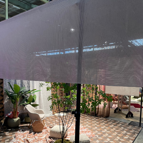 Donker zonnescherm boven sfeervolle binnenpatio met planten