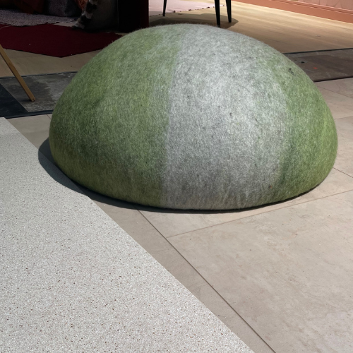 Grote groen-grijze vilten zitzak in showroom