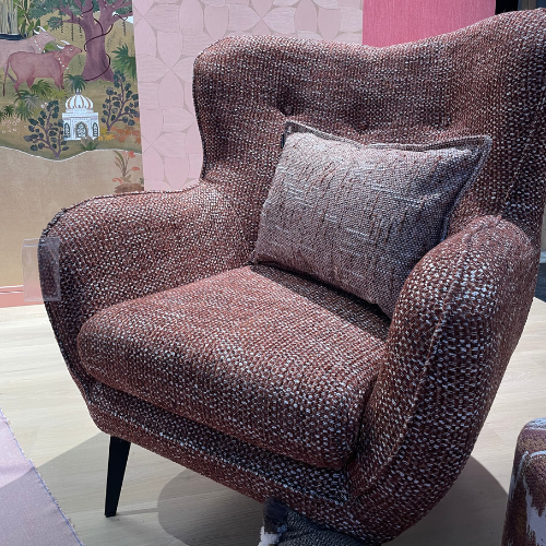 Bruine fauteuil met geweven textuur en sierkussen