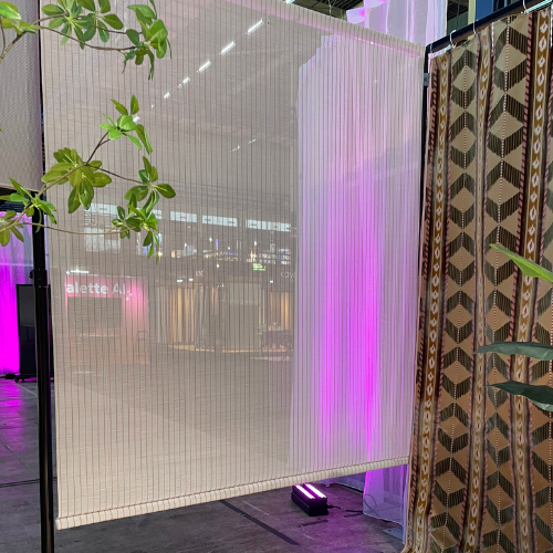 Transparant gordijn met paarse verlichting en patroontextiel