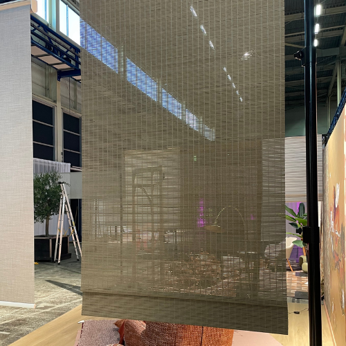 Transparant geweven gordijn in industriële showroom