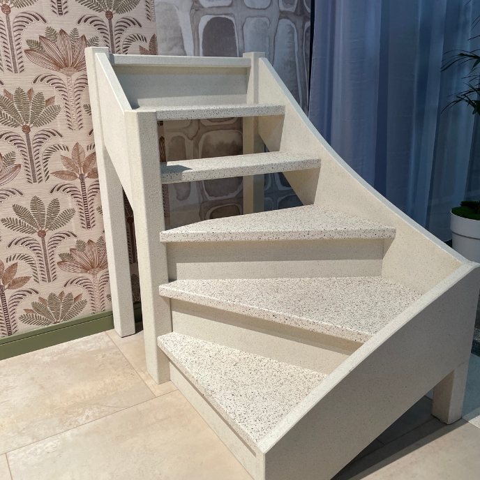 Witte kindertrap met brede treden in een interieur