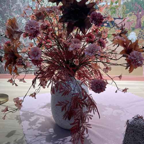 Bloemstuk met paarse dahlia’s in decoratieve vaas