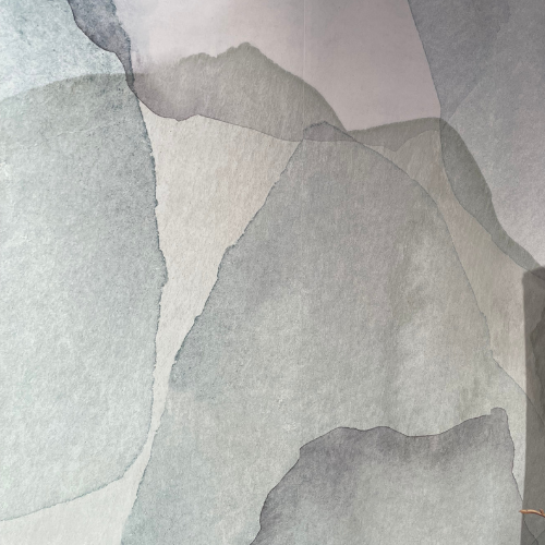 Abstracte grijze aquarel met gelaagde organische vormen