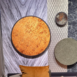 Moderne wanddecoratie met ronde oranje en grijze textuurpanelen