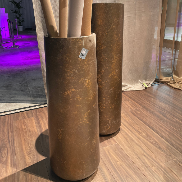 Twee hoge roestbruine vazen met decoratieve takken