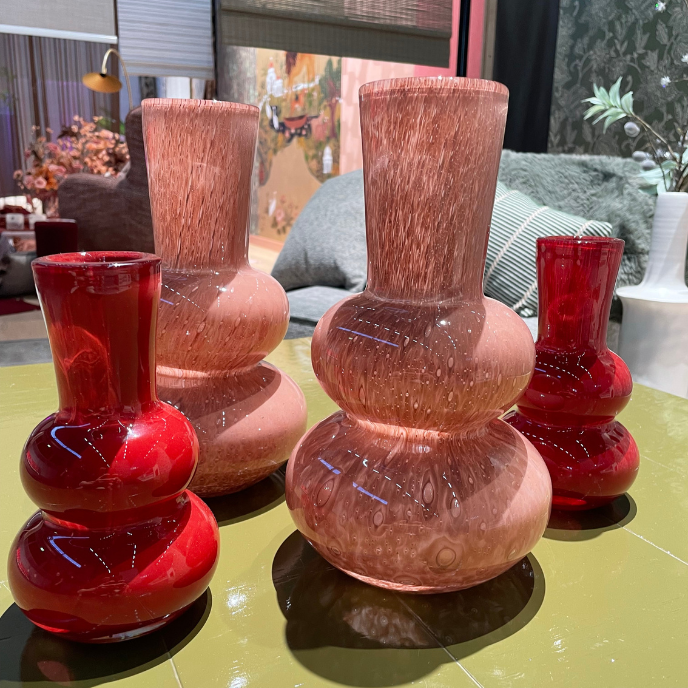 Vier decoratieve glazen vazen in rood en roze