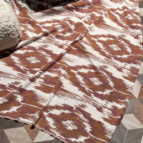 Bruin-wit geometrisch vloerkleed met gevouwen rand