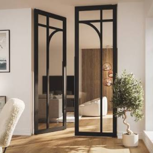 Zwarte glazen dubbele deuren in een lichte woonkamer
