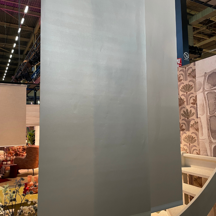 Grote grijze wand in interieurshowroom