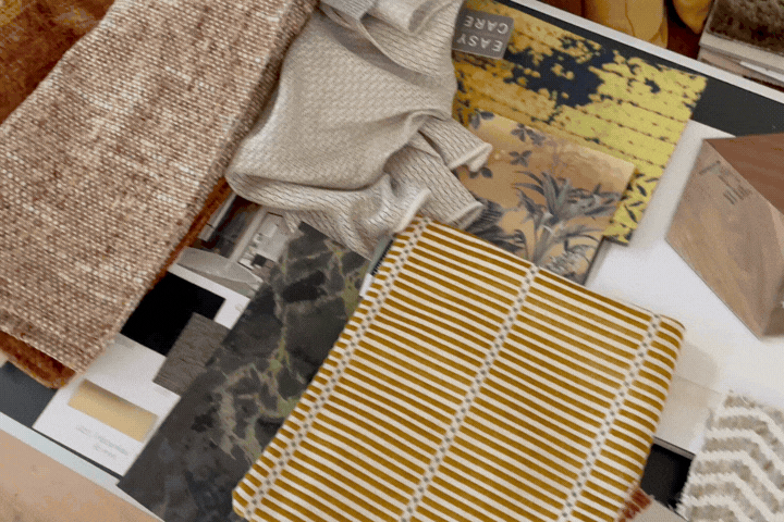 Stalen stof- en materiaalmonsters op designmagazines