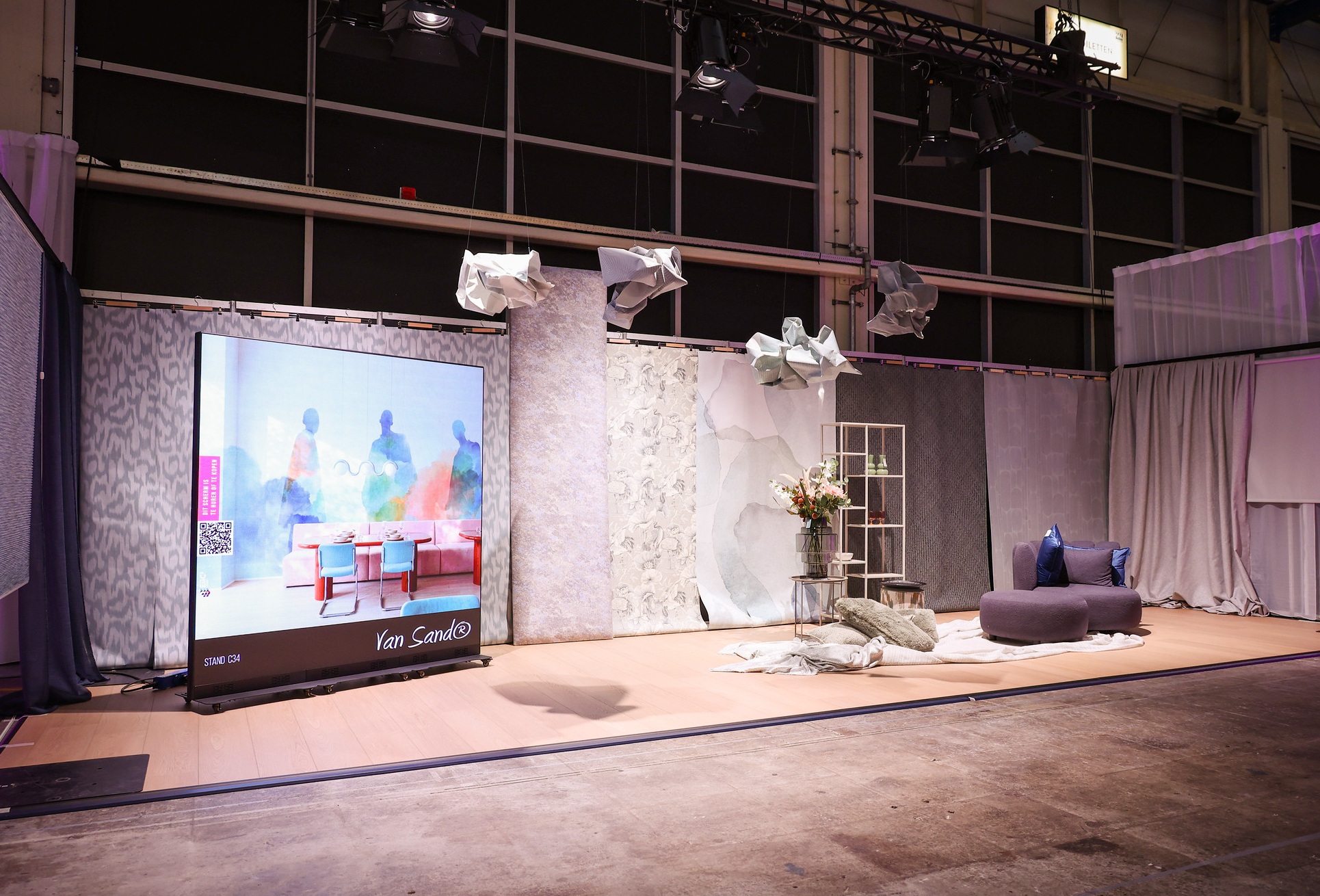 Stijlvolle Van Sander-stand met meubels en wandbekleding