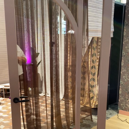 Glazen deur met transparante gordijnen in stijlvol interieur