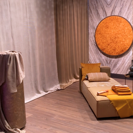 Luxe slaapkamer met rond oranje wandpaneel