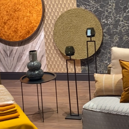 Moderne woonkamer met opvallende wanddecoratie en fauteuil
