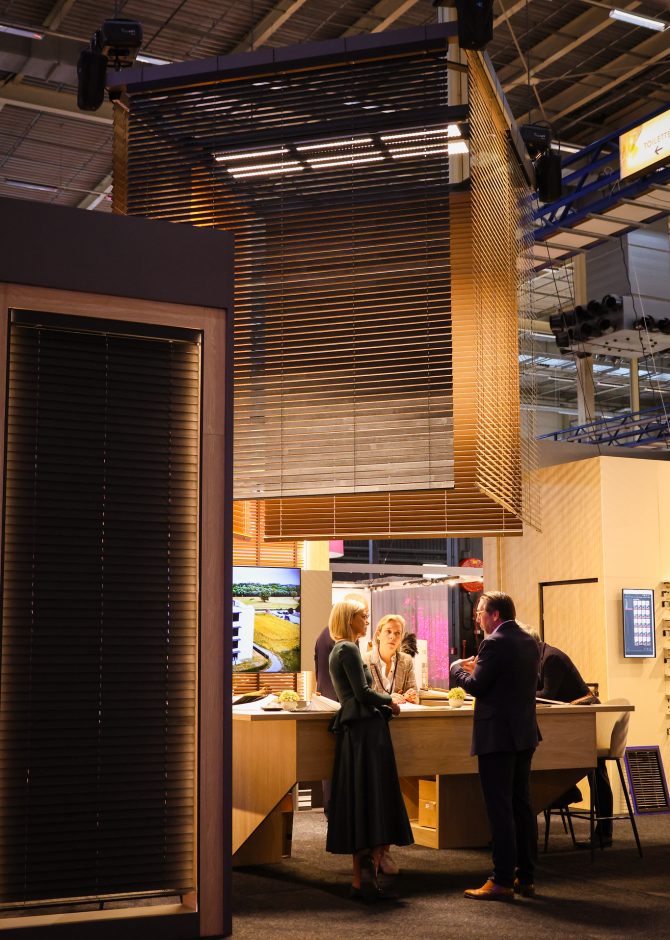 Bezoekers bekijken jaloezie&euml;n op een interieurbeurs