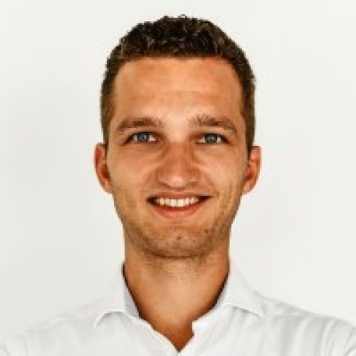Portret van lachende man in wit overhemd
