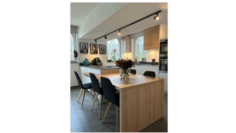 Cuisine chaleureuse avec coin à manger