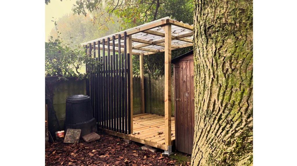 couverture en polycarbonate et terrasse en thermowood dans le fond d’un jardin