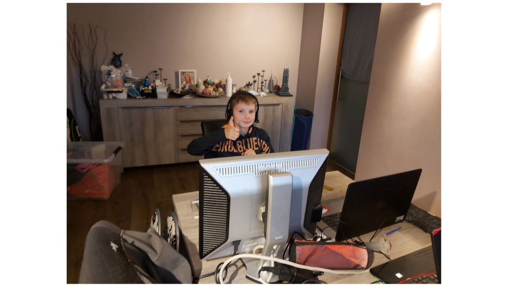 Enfant malade en connexion avec sa classe