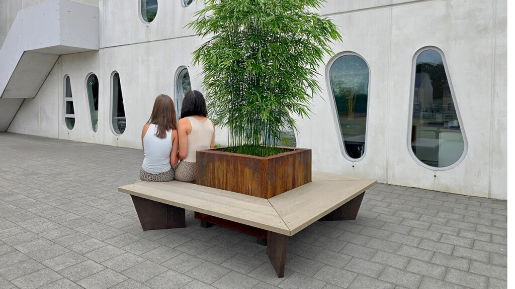 Grande jardinière carrée avec banc