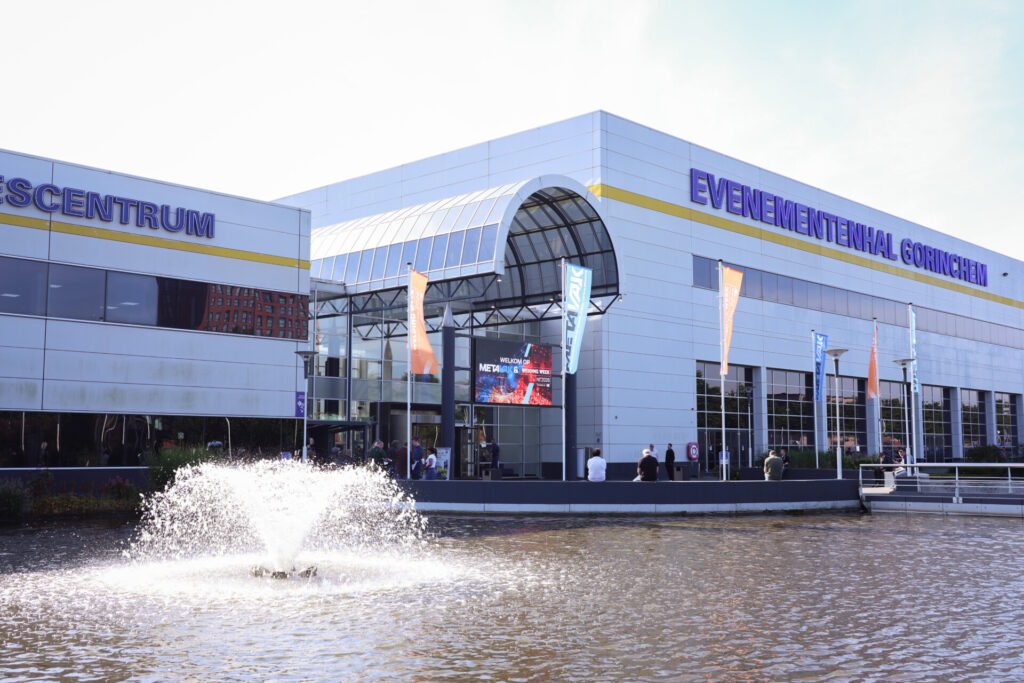 Evenementenhal Gorinchem met fontein bij de ingang