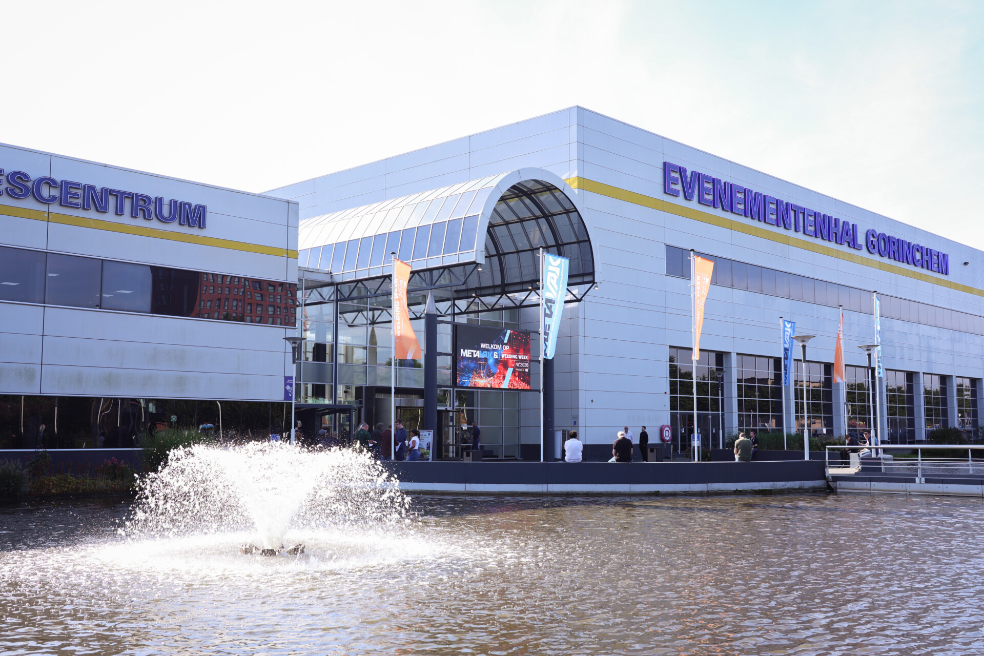 Evenementenhal Gorinchem met fontein bij de ingang