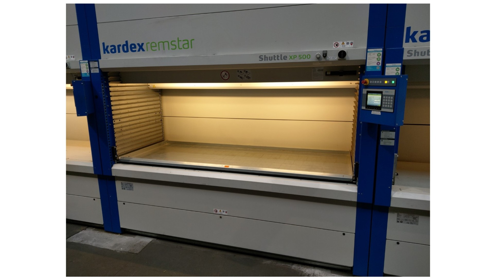 Geautomatiseerd magazijnoptimalisatie opslagsysteem KARDEX Remstar Shuttle XP500 System Type : SHUTTLE-XP-500-2450×864 Control : Logicontrol