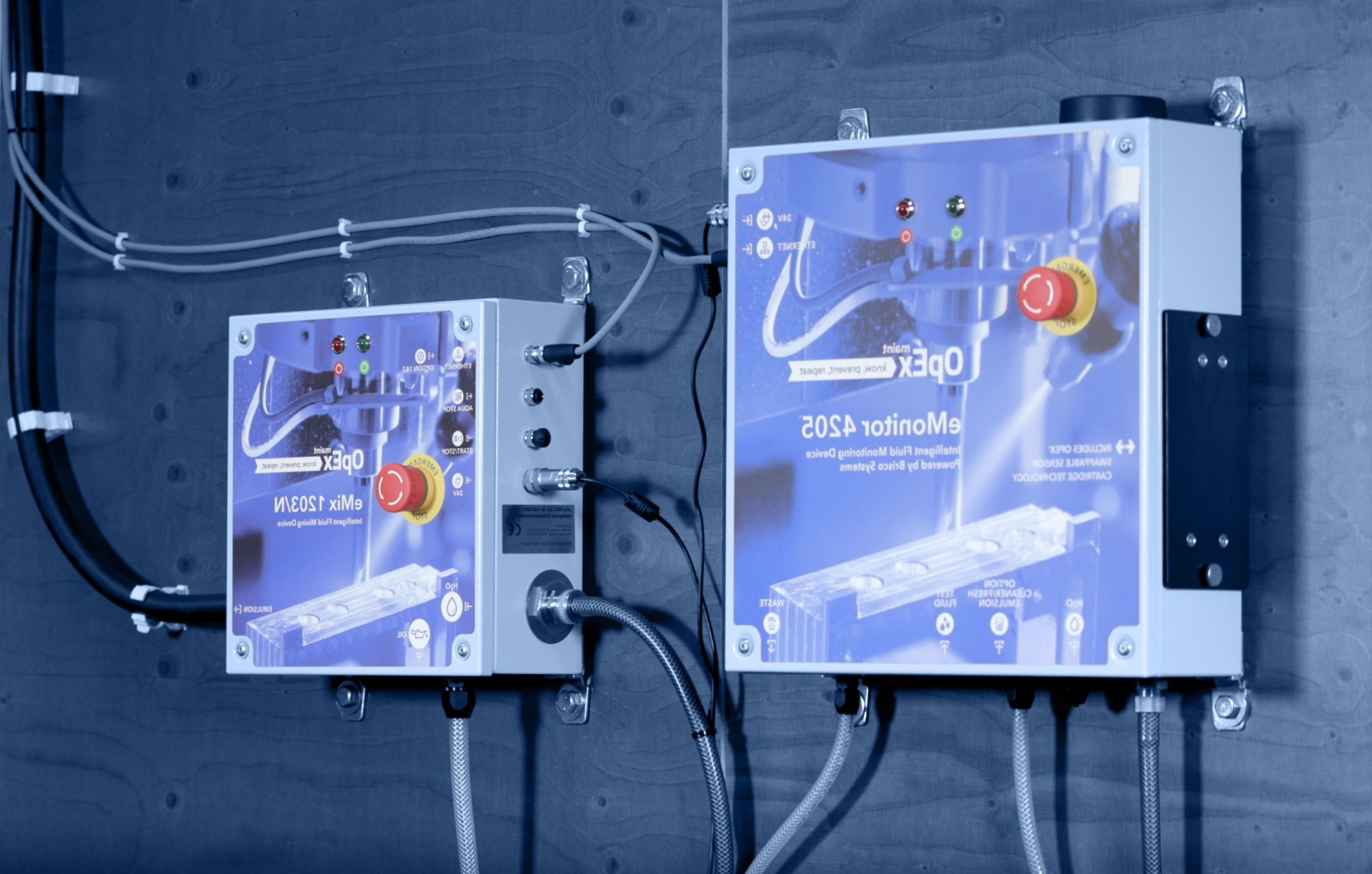 Volautomatisch 24/7 pH waardes, geleidbaarheid, concentratie en temperatuur van emulsies bewaken en stabiel houden.