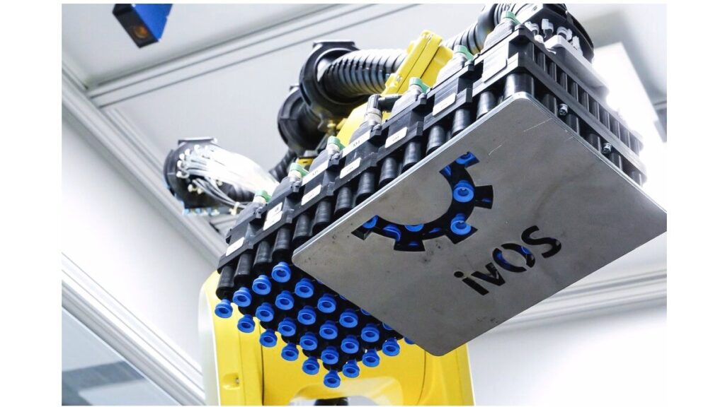 Detecteren – grijpen – neerleggen: efficiënte handling van metaalplaten met de Schmalz ivOS Sheet Metal.