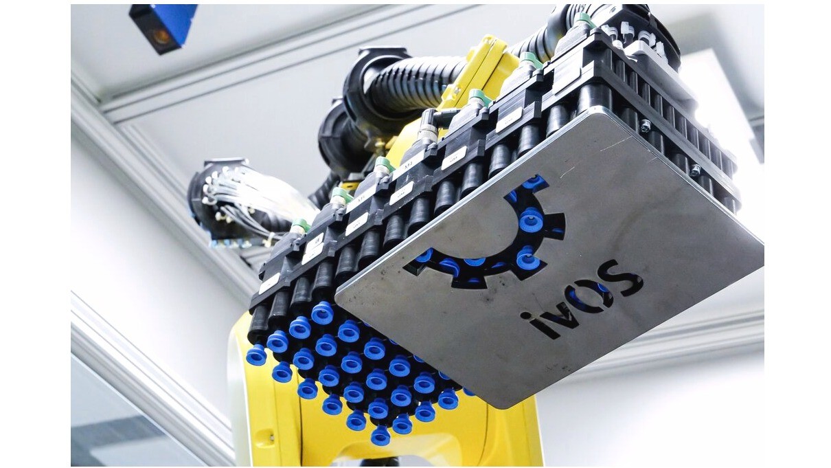 Detecteren – grijpen – neerleggen: efficiënte handling van metaalplaten met de Schmalz ivOS Sheet Metal.