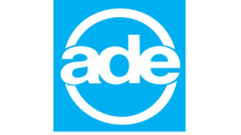 Wit ADE-logo op blauwe achtergrond