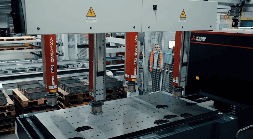 Industriële robot met zuignappen boven metalen plaat