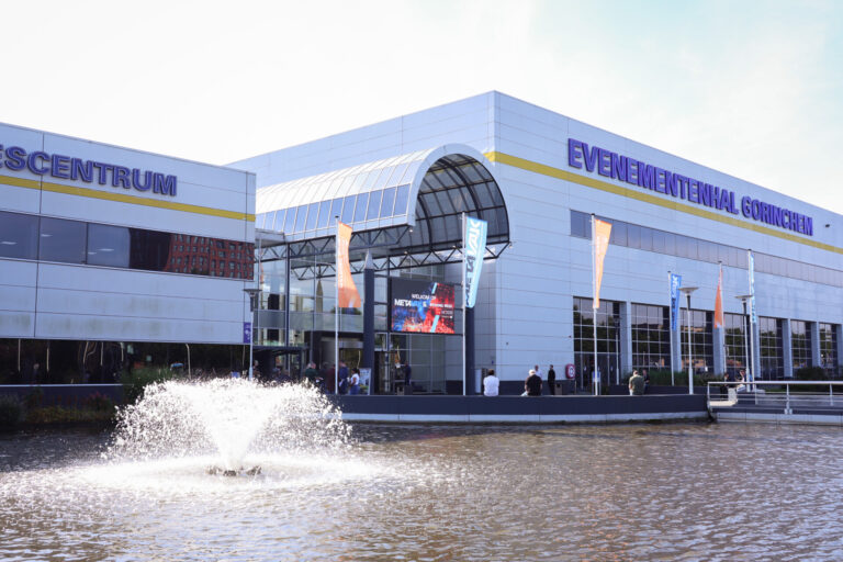 Evenementenhal Gorinchem met fontein bij de entree