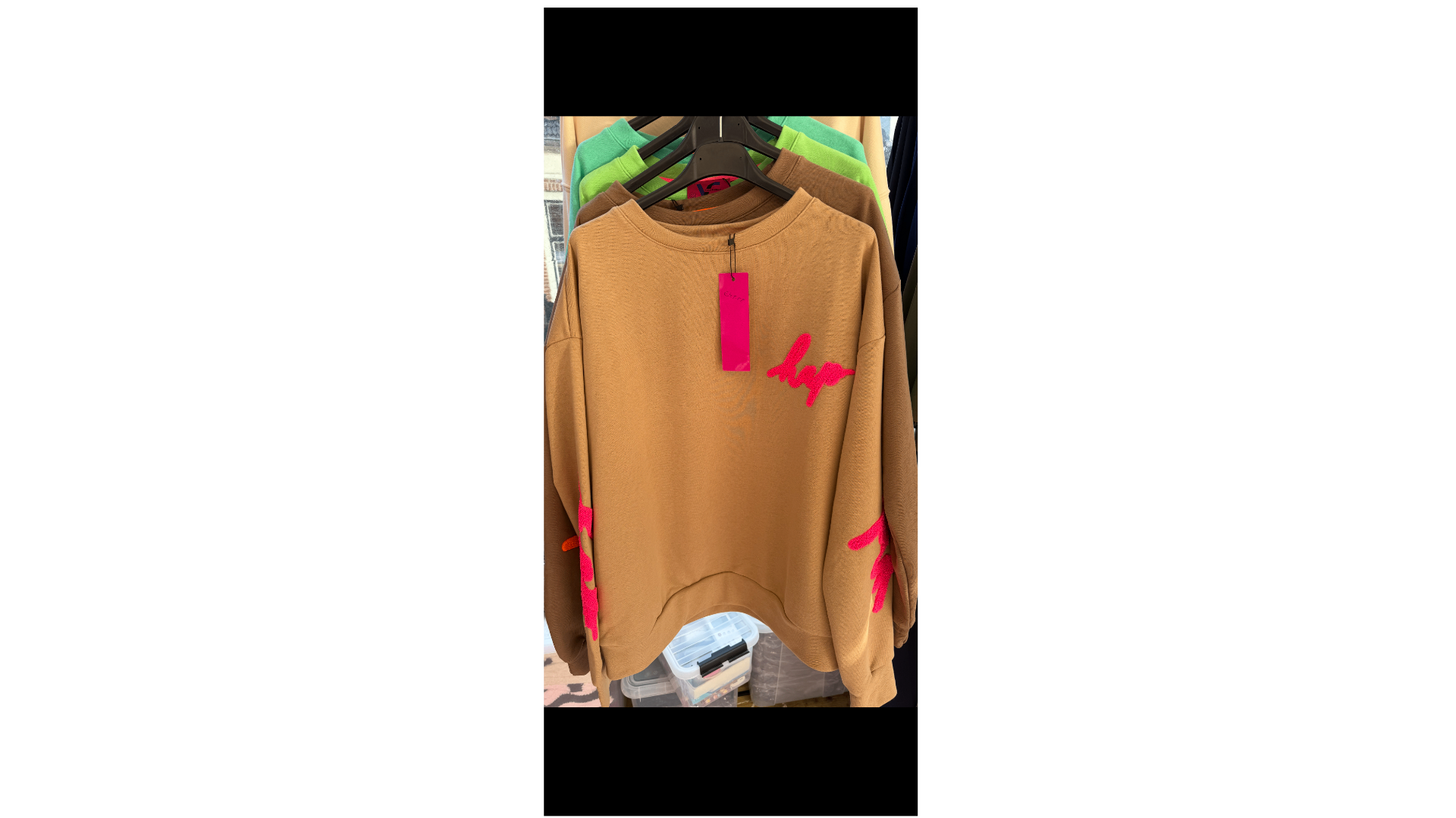 vrolijk gekleurde sweaters met geborduurde tekst