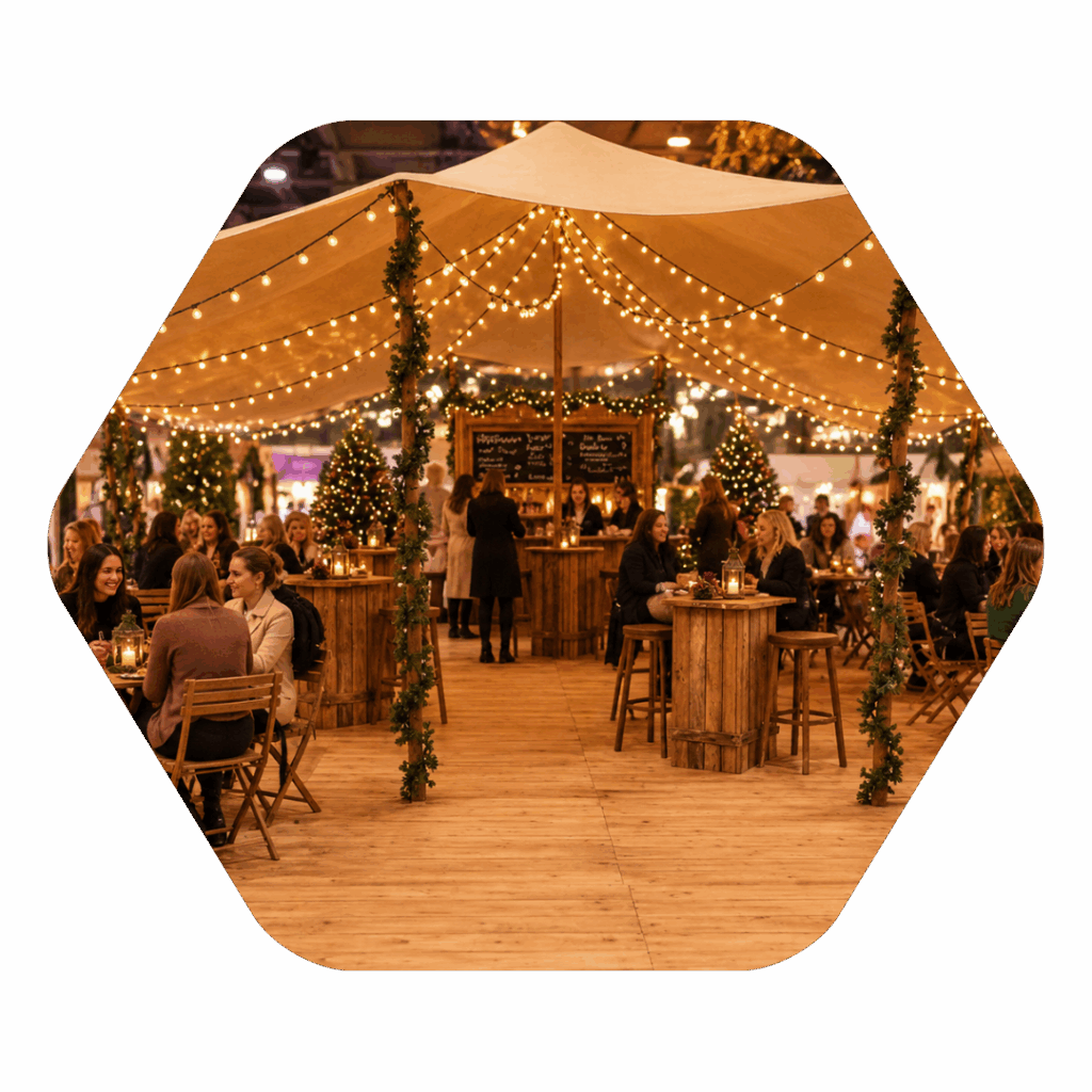Sfeervolle kerstmarkt onder tent met lichtslingers en bezoekers