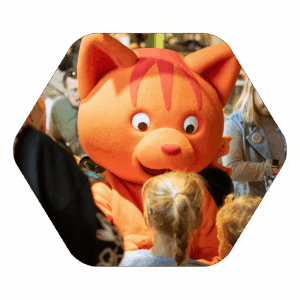 Oranje tijgermascotte omringd door kinderen op evenement