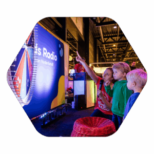 Kinderen spelen aan Rad van Avontuur bij Kids Radio