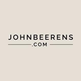Logo van John Beerens op beige achtergrond