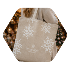 Bezoeker met WinterFair Hardenberg-tas met sneeuwvlokken