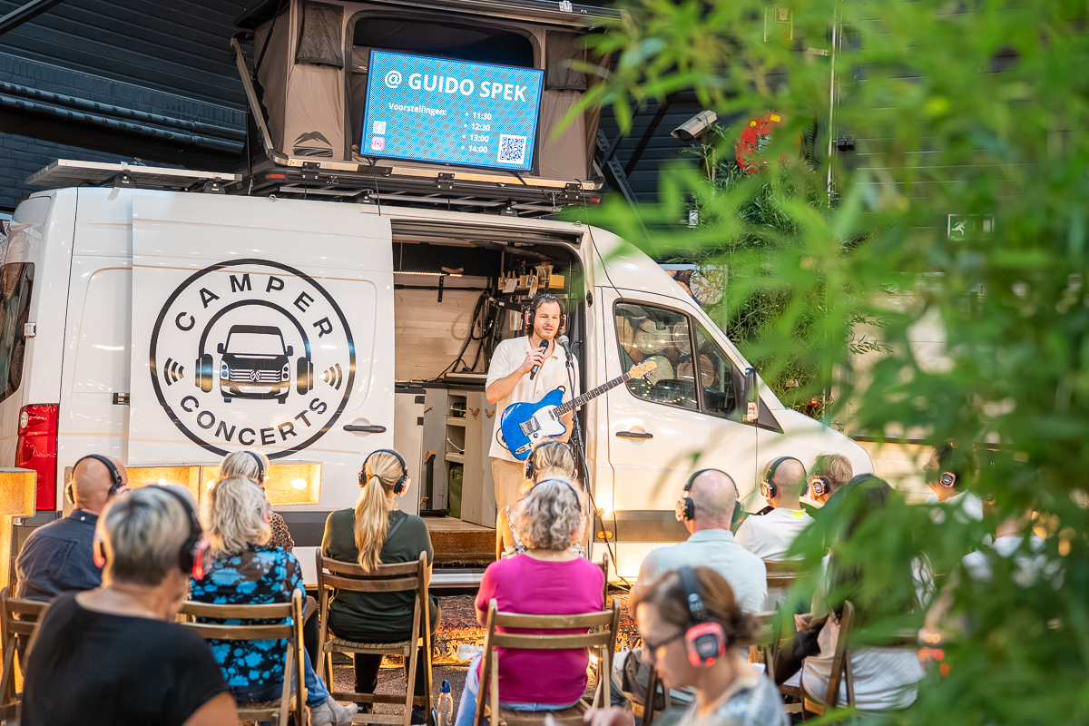 guido spek met camper concerts op camperbeurs Hardenberg